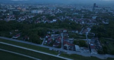 Sis kaplı Zagreb 'in büyüleyici manzarası, Sava nehrinin nazik kucaklaşması ve ruhani sabah ışığı huzurlu, büyüleyici bir atmosfer yaratıyor..