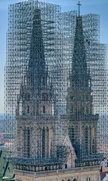 Zagreb Croatia 2023年5月23日 萨格勒布大教堂的空中景观 其标志性的塔楼被脚手架覆盖 修复工程正在进行中 — 图库照片
