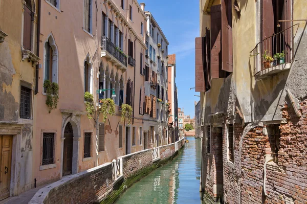 Captura Hermosas Fachadas Casa Largo Canal Veneciano Demostrando Encanto Atemporal — Foto de Stock