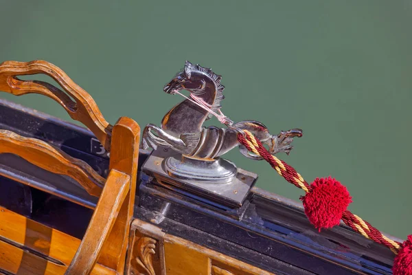 Intricamente Projetado Pequeno Ornamento Cavalo Metal Uma Gôndola Veneziana Capturada — Fotografia de Stock