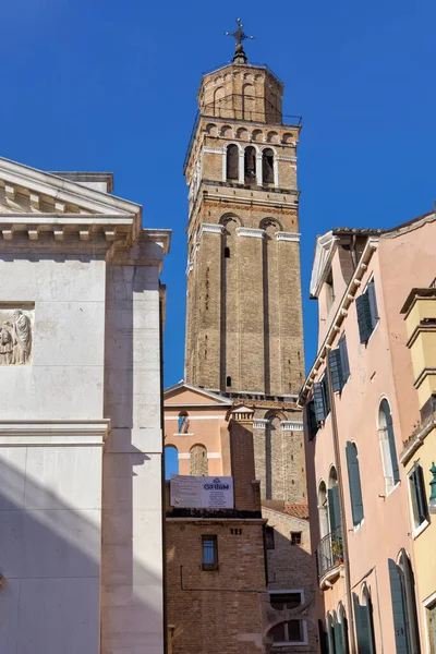 Forntida Stephen Bell Tower Tjuvkikar Elegant Genom Labyrinten Venetianska Hus — Stockfoto