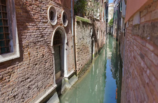 Захват Красивых Фасадов Домов Вдоль Венецианского Канала Демонстрирующий Вечное Очарование — стоковое фото