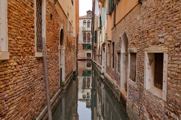 Een Smal Kanaal Venetië Omlijst Door Hoge Woonmuren Biedt Een — Stockfoto