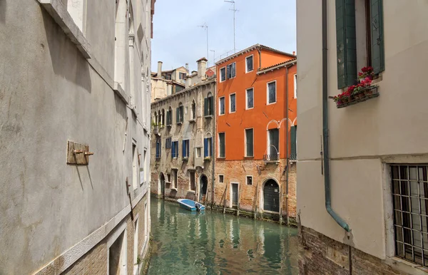 Wąski Kanał Wenecji Otoczony Wysokimi Murami Mieszkalnymi Oferuje Autentyczny Wgląd — Zdjęcie stockowe
