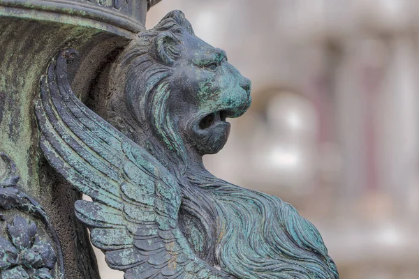Κοντινό Πλάνο Λεπτομερούς Μεταλλικού Γλυπτού Λιονταριού Στήλη Στην Εμβληματική Πλατεία — Φωτογραφία Αρχείου