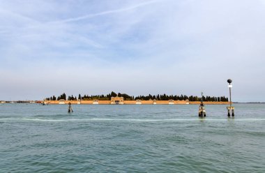 Venedik kıyı şeridinden San Michele mezarlığının panoramik görüntüsü, adanın sakin güzelliğini yakalıyor..