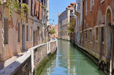 Venedik kanalı boyunca güzel bir evin görüntüsü Fondamenta del Megio 'nun zamansız cazibesini gösteriyor..