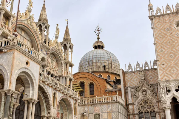 Intricate Sculptures Pillars Adorn Roof Saint Marks Basilica Venice Distinctive — Stock Photo, Image