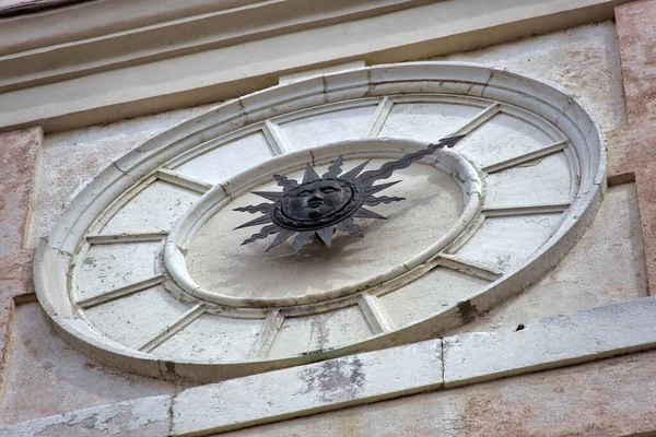 Detalhes Intrincados Uma Fachada Italiana Veneza Com Relógio Ornamentado Simbolizando — Fotografia de Stock