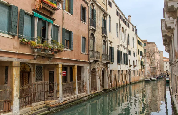 Serenidad Canal Venecia Bordeado Casas Piedra Con Señales Entrada Para — Foto de Stock