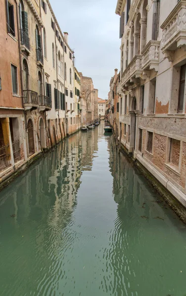 Панорамная Перспектива Центрального Канала Венеции Италия Неподвластными Времени Каменными Домами — стоковое фото