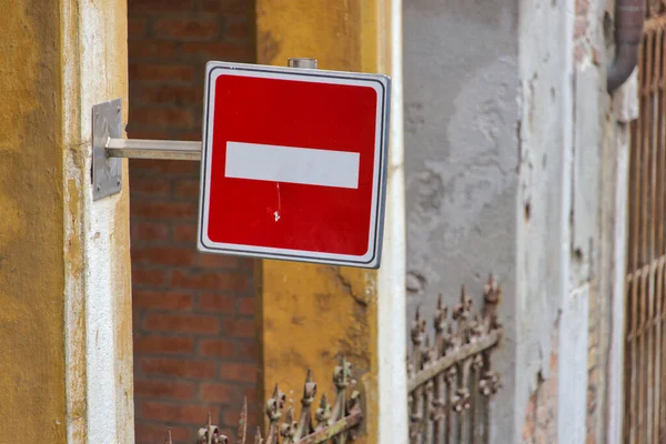 帆の方向を禁止を示す船のためのユニークな記号を持つヴェネツィアの家のファサードの詳細 — ストック写真