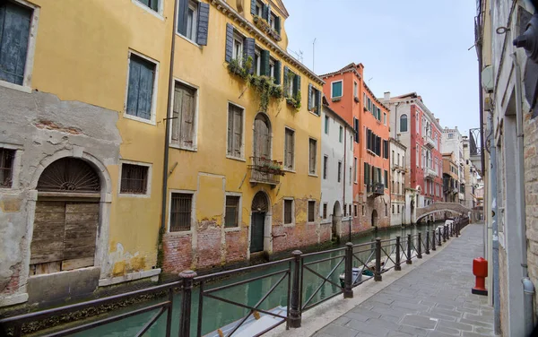 Uma Vista Pitoresca Canal Veneza Com Uma Passarela Pedra Trilhos — Fotografia de Stock