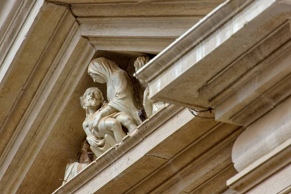 Propracovaná Pieta Socha Vrcholu Benátského Kostela Pod Trámy Střechy Symbol — Stock fotografie