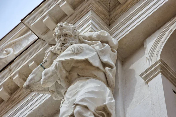 複雑な石の彫刻は ヴェネツィア イタリアの歴史的な教会のファサードを飾り 都市の広大な建築遺産を体現しています — ストック写真