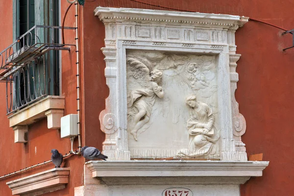 Venedik Kırmızı Alçılı Bir Evin Cephesinde Dini Motiflerle Grev Yapan — Stok fotoğraf