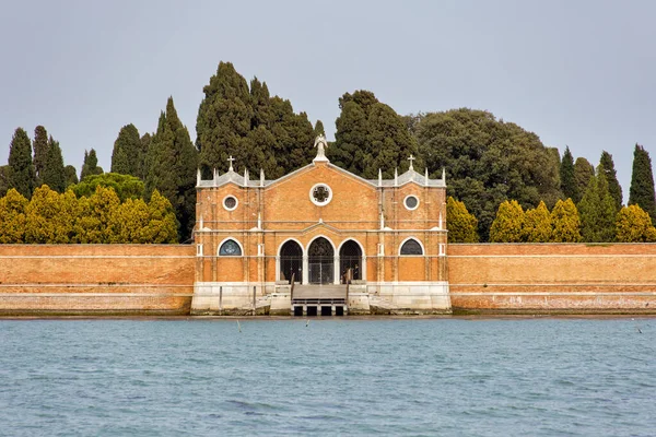 Daleki Widok Wybrzeża Wenecji Przechwytywanie Szczegółowe Ściany Cmentarza Zdobione Wejście — Zdjęcie stockowe