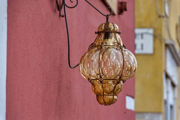 Zdobená Lampa Červené Štukové Fasádě Domu Vystavující Benátky Výrazný Architektonický — Stock fotografie