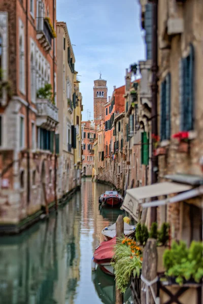 Dar Venices Kanalı Yüksek Evler Uzak Saint Stephen Bell Kulesi — Stok fotoğraf