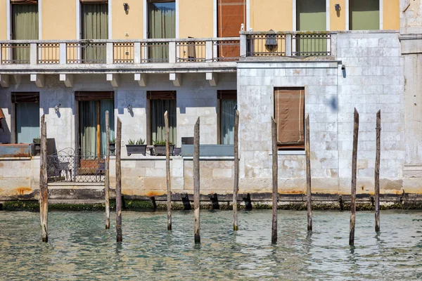 Wooden Mooring Posts Grand Canal Venice Gondolas Attached Old House — Stock Photo, Image