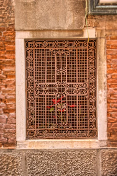 Antique Window Metal Grilles Venetian House Hint Vibrant Red Flower — Stock Photo, Image