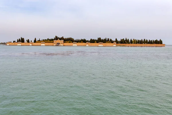 Venedik Kıyı Şeridinden San Michele Mezarlığının Panoramik Görüntüsü Adanın Sakin — Stok fotoğraf