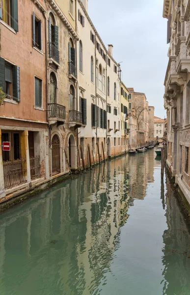 Serenity Canal Venice Lined Stone Houses Entry Signs Boats Testament — Stock Photo, Image