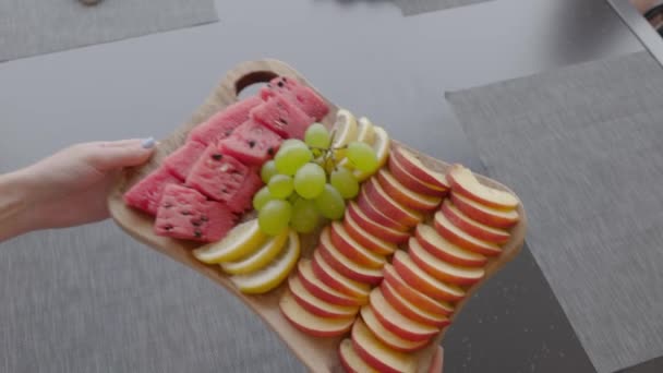 Een Close Shot Van Een Dienblad Met Vers Gesneden Vruchten — Stockvideo