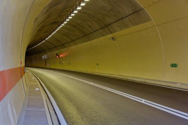 Polakovac Tüneli 'nin içinde, Peljesac Köprüsü' ne yaklaşan trafik ışıkları ve LED yol ışıkları var..
