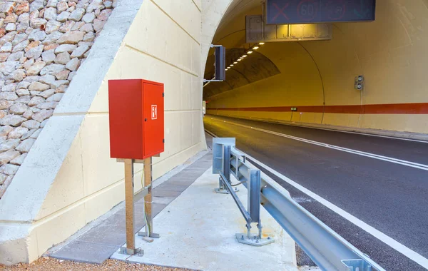 Primer Plano Portal Túneles Con Una Caja Extintora Incendios Carretera — Foto de Stock