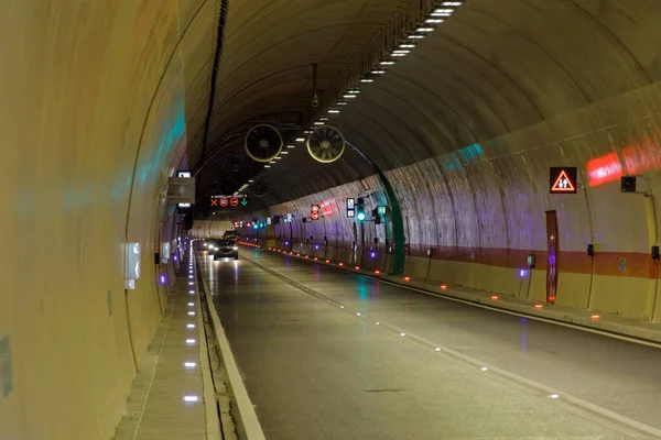 All Interno Del Tunnel Polakovac Con Segnali Stradali Semafori Led — Foto Stock