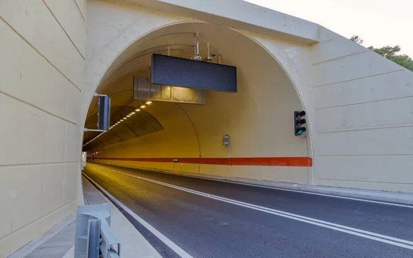 Led Paneel Met Verkeersinformatie Verplichte Snelheid Bij Tunnelingang Toegangsweg Naar — Stockfoto