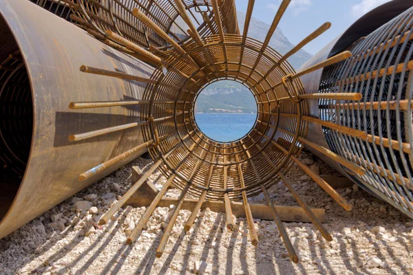 Wybrzeże Adriatyku Postrzegane Wyjątkowo Przez Gruby Cylinder Druciany Placu Budowy — Zdjęcie stockowe