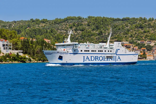 バルトル カシフェリーはヴェラ ルカの絵のように美しい港から出発し クロアチアでもう一つの晴れた日を迎えます — ストック写真