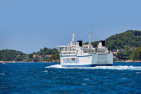Prom Bartol Kasic Odpływa Malowniczego Portu Vela Luka Wyznaczając Kolejny — Zdjęcie stockowe