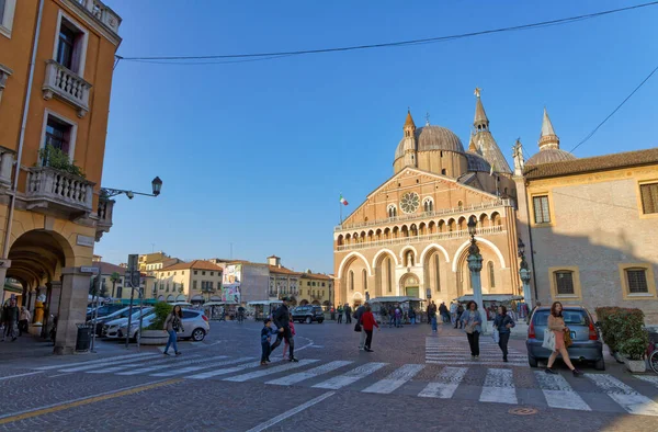 Padua Italy April 2023 Orang Orang Yang Lewat Depan Basilika — Stok Foto