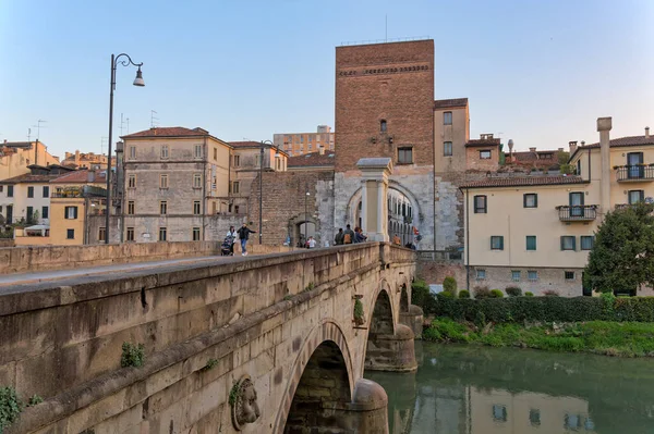 パドゥア イタリア エイプリル01 2023年 この場所では バチクリオーネ川を渡るローマの橋 ポントモリノ橋を歩く人々は ポルタ ポンテ モリノによって入力された旧市街を開始します — ストック写真