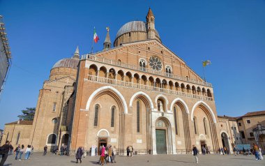 PADUA, İtalya - Nisan 02 2023: Piazza del Santo Meydanı 'nda Aziz Anthony Bazilikasının önünden geçen insanlar.