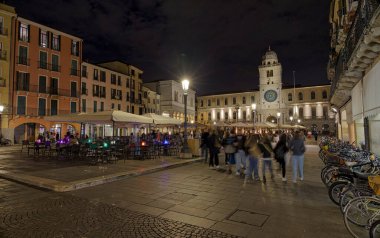 PADUA, İtalya - Nisan 03 2023: Piazza dei Signori 'nin tarihi Saat Kulesi' ni aydınlatan yürüyüşü. uzun pozlu çekim