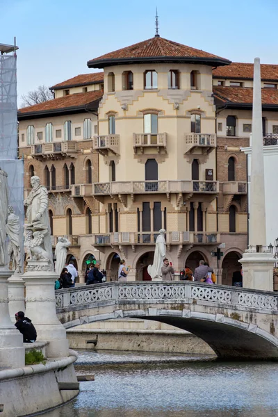イタリアのパドゥア エイプリル01 2023年 プラート デッラ ヴァレ広場の中世の家のファサードを望む小さな橋の人々 — ストック写真