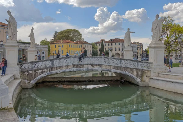 イタリアのパドゥア エイプリル01 2023年 プラート デッラ ヴァレ広場の小さな橋を渡る人々 — ストック写真