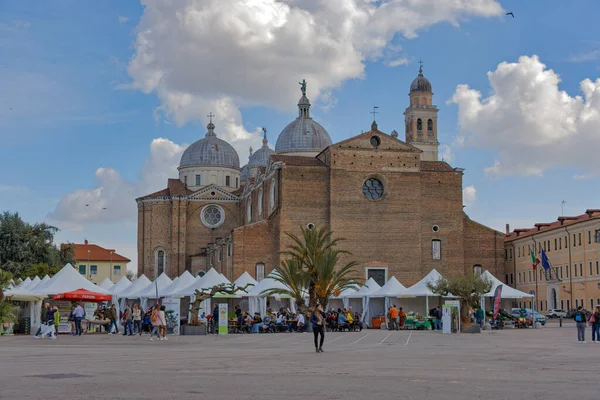 Padua Italien April 2023 Människor Passerar Framför Kyrkan Abbazia Santa — Stockfoto