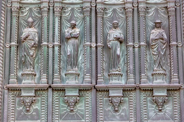 意大利帕杜拉 2023年4月2日 圣安东尼大教堂正门的青铜浮雕门的详细视图 描绘了在圣安东尼广场主入口的四名牧师圣徒 — 图库照片