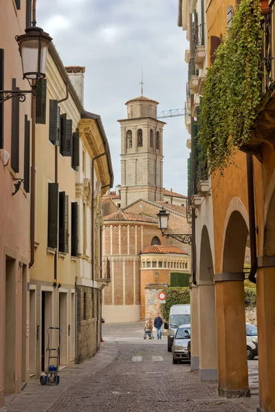 Padua Italien April 2023 Människor Klättrar Smalt Rudena Street Som — Stockfoto