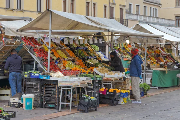 Padua Italy April 2023 Morning Bustle Piazza Delle Erbe Vendors — Stock Photo, Image