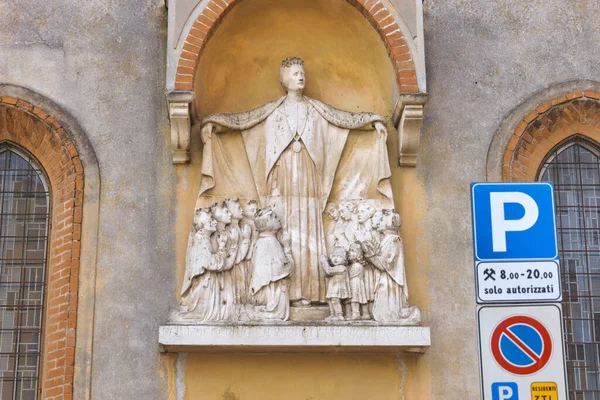 Padua Itálie Duben 2023 Reliéfní Detail Jeptišky Chránící Děti Obyvatelstvo — Stock fotografie