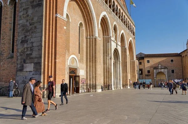 Padua Italy April 2023 People Passing Front Basilica Saint Anthony — Stock Photo, Image