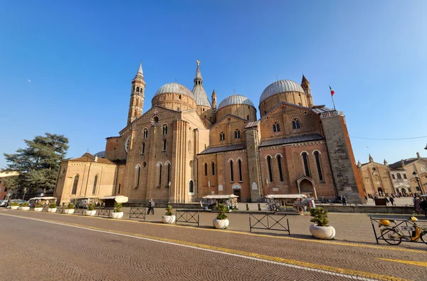 Padua Itália Abril 2023 Pessoas Que Passam Frente Basílica Santo — Fotografia de Stock