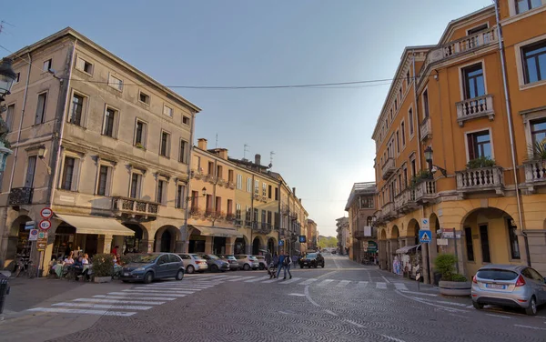 Padua Włochy Kwiecień 2023 Stary Budynek Restauracją Stołami Przy Ulicy — Zdjęcie stockowe