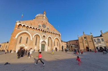 PADUA, İtalya - Nisan 02 2023: Piazza del Santo Meydanı 'nda Aziz Anthony Bazilikasının önünden geçen insanlar.